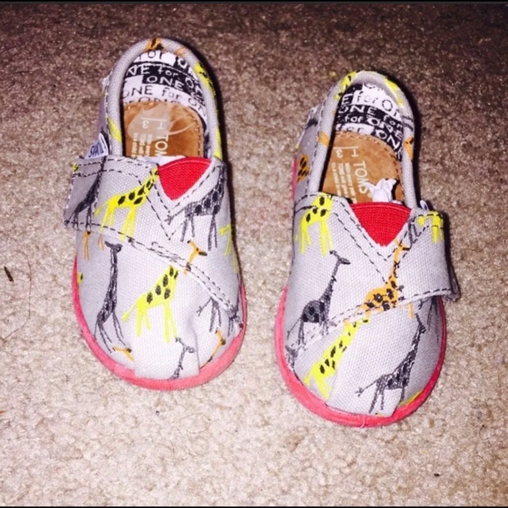 𝅺New infant toms ash giraffe slip on shoes size 3